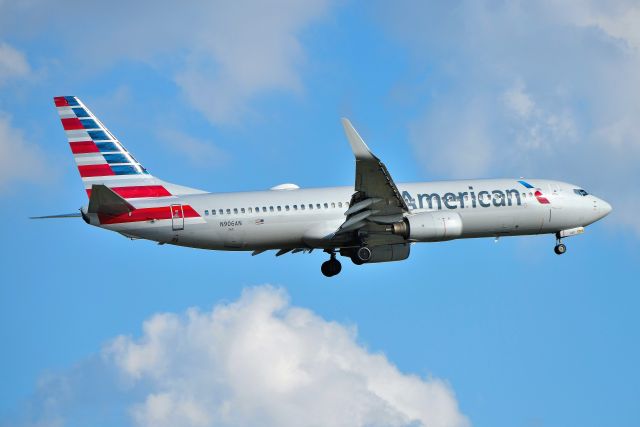 Boeing 737-800 (N906AN)