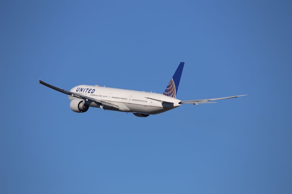BOEING 777-300ER (N2747U)