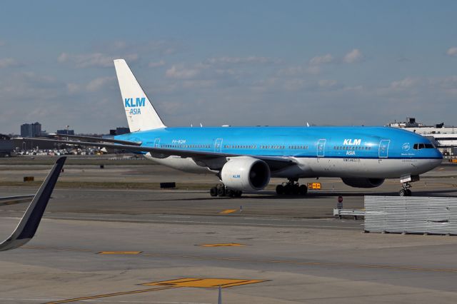 Boeing 777-200 (PH-BQM) - KLM645 after arriving from Amsterdam