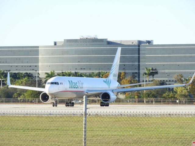 BOEING 767-300 (N420LA)