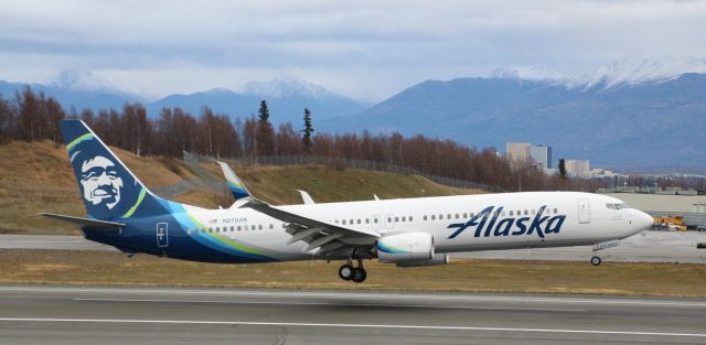 Alaska Airlines Boeing 737-900ER Russell Wilson [N453AS] landing in PDX 