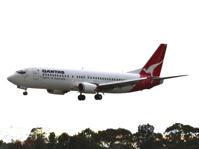 BOEING 737-400 (VH-TJJ) - On short finals for runway 05. Thursday 12th July 2012.