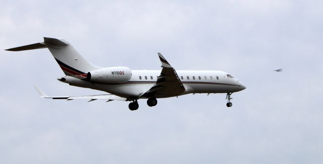 Bombardier Global 5000 (N110QS) - On short final is this 2013 Bombardier Global 5000 from the Winter of 2023.