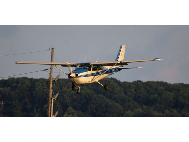 Cessna Skyhawk (N62104) - Landing runway 35.