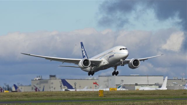 Boeing 787-8 (N787FT) - BOE005 climbs from runway 16R during a flight test on 11/14/12. (LN:5 c/n 40694).