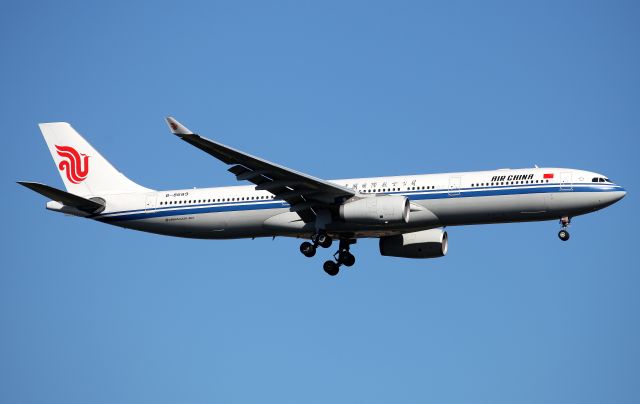 Airbus A330-300 (B-8689) - Short Final to Rwy 25