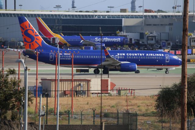 Boeing 737-800 (N824SY)
