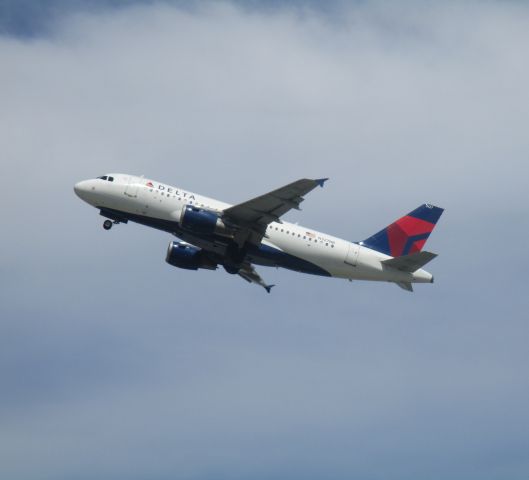 Airbus A319 (N327NB) - Rotating out of CLT.
