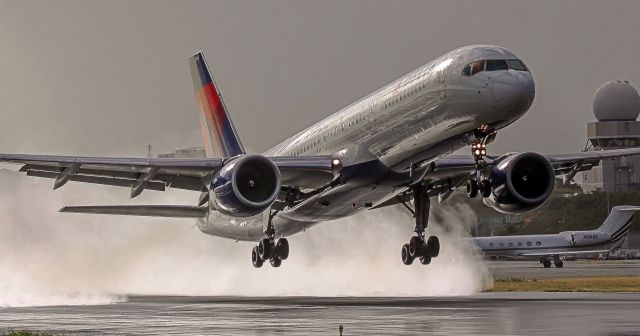 Boeing 757-200 (N684DA) - Delta airlines departing TNCM St Maarten for the USA on a rainy day!