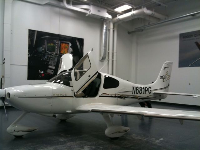 Cirrus SR-22 (N681PG)