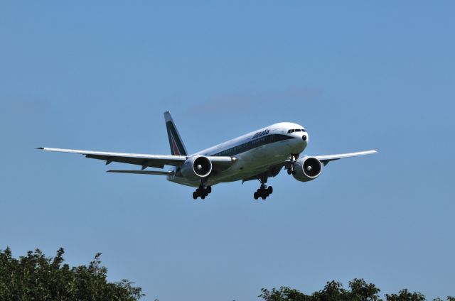 Boeing 777-200 —
