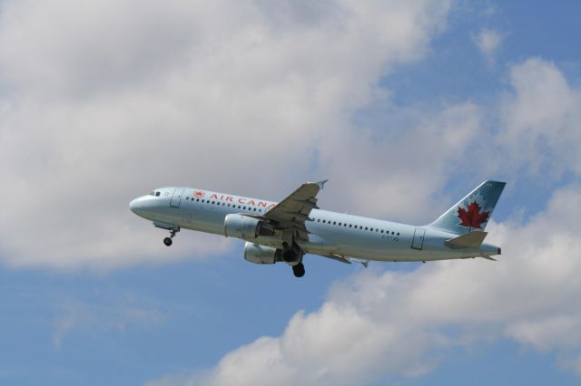 Airbus A320 (C-FTJQ) - Leaving Montreal-Trudeau on runway 24L