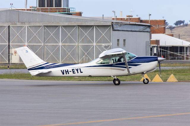 Cessna Skylane RG (VH-EYL) - Brownlee & Verdich Pty Ltd (VH-EYL) Cessna R182 Turbo Skylane RG taxiing at Wagga Wagga Airport