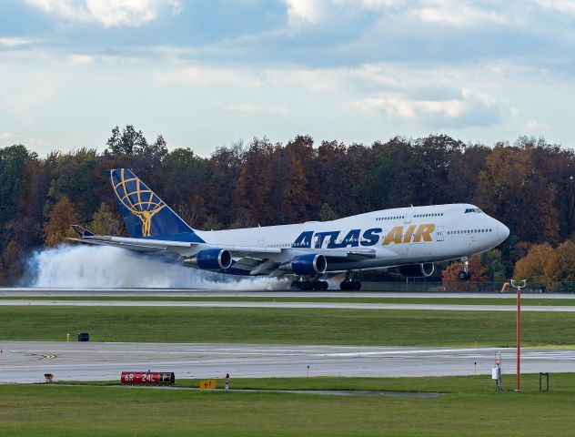 Boeing 747-400 (N322SG) - GIANT8054 Heavy layin’ down the smoke on arrival in Cleveland, Ohio on 26 Oct 2024.