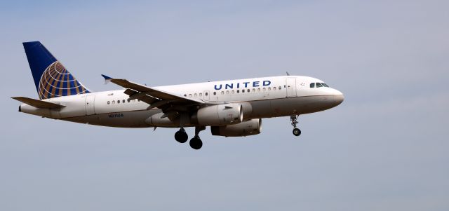 Airbus A319 (N811UA) - On short final is this 1998 United Airlines Airbus 319-131 in the Summer of 2022.