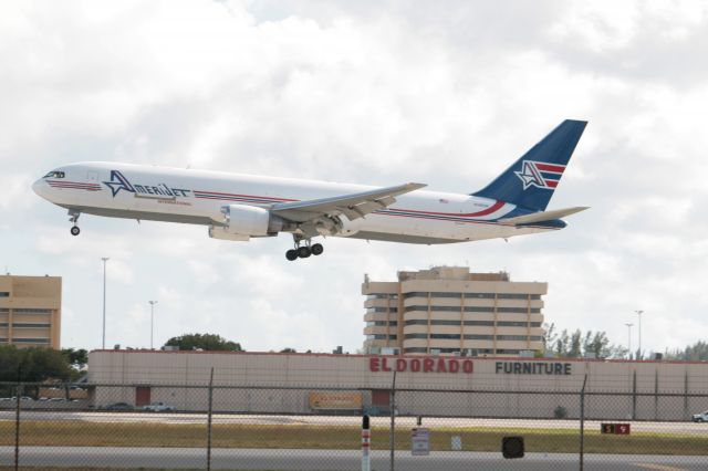 BOEING 767-300 (N316CM)