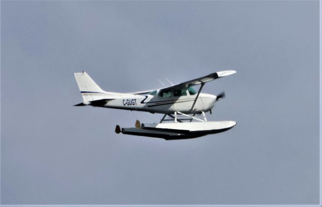 Cessna Skyhawk (C-GUGT) - C-GUGT CESSNA SKYHAWK 172-M Survolant le fleuve St-Laurent QC. à Lavaltrie le 17-05-2023 à 16:47