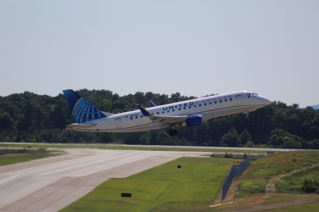 Embraer 175 (N614UX)