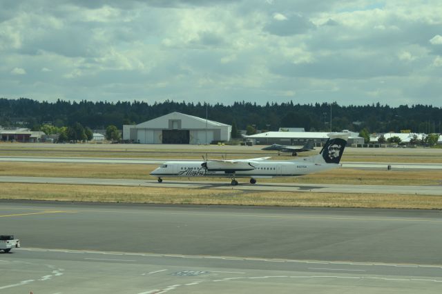 de Havilland Dash 8-400 (N427QX) - Taxiing to the gate after arriving in KPDX