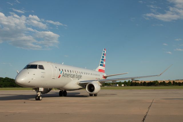 Embraer 175 (N220NN)