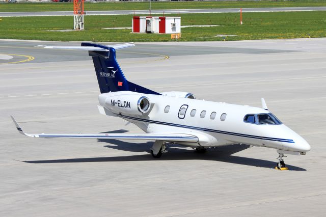 Embraer Phenom 300 (M-ELON)