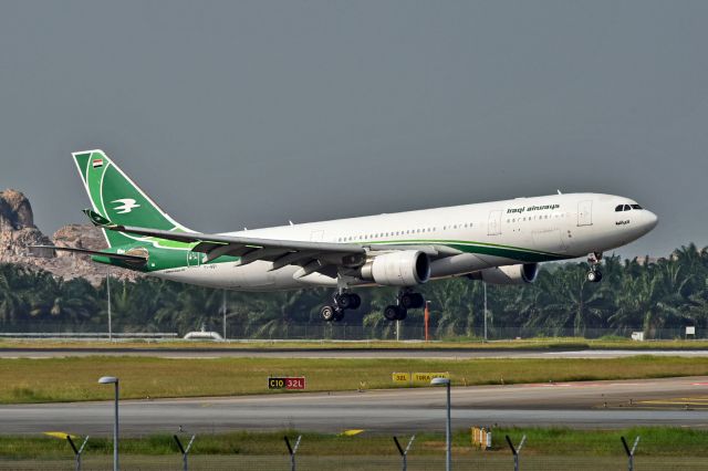 Airbus A330-200 (YI-AQY)