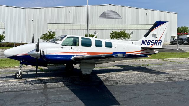 Beechcraft Baron (58) (N169RR) - A 1979 Beech 58 Baron sitting outside of Eagle Aircraft @ KVPZ. Love the paint on this aircraft. 5/24/22. 