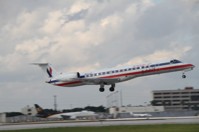 Embraer ERJ-145 (N643AE)