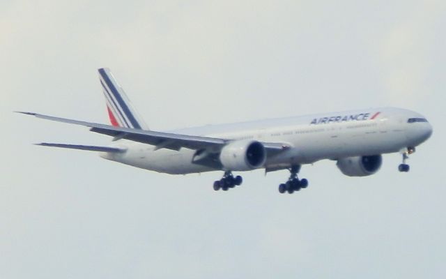 BOEING 777-300ER (F-GZNR)