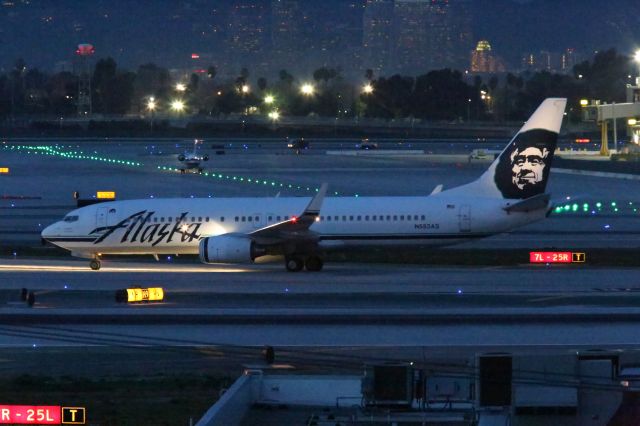 Boeing 737-800 (N553AS)