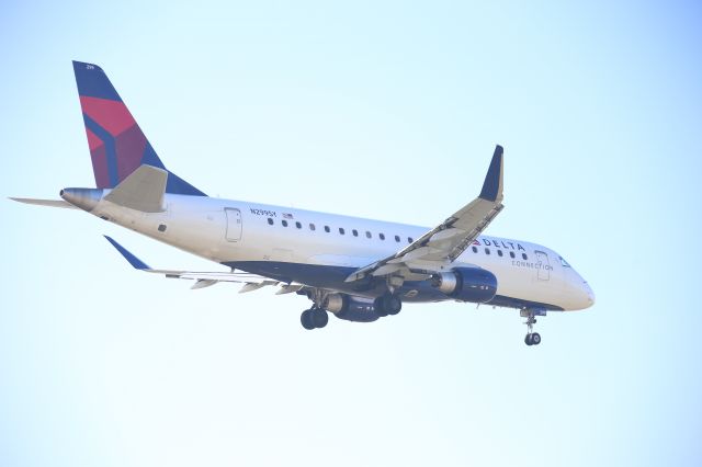 EMBRAER 175 (long wing) (N299SY)