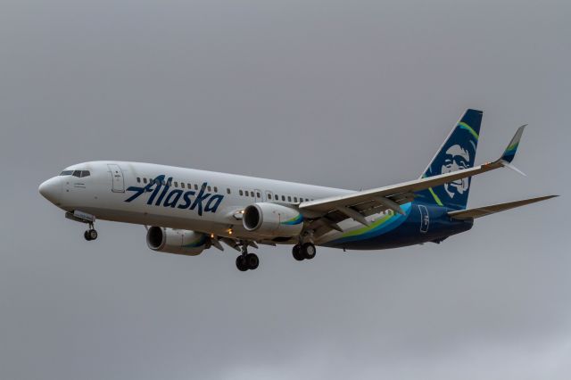 Boeing 737-800 (N533AS)
