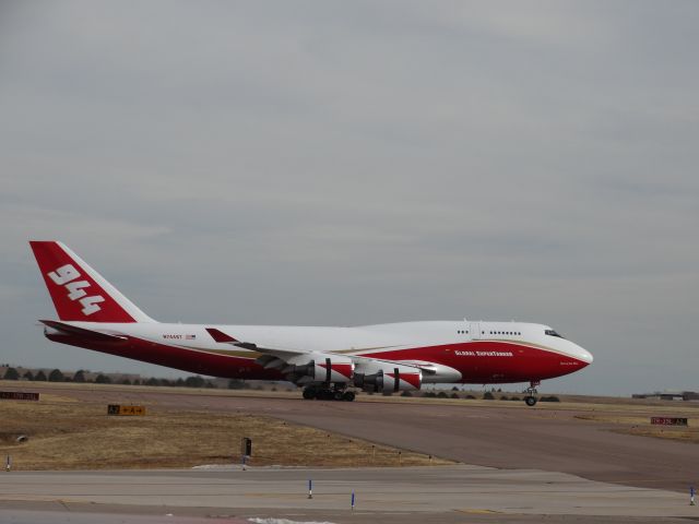 Boeing 747-400 (N744ST)