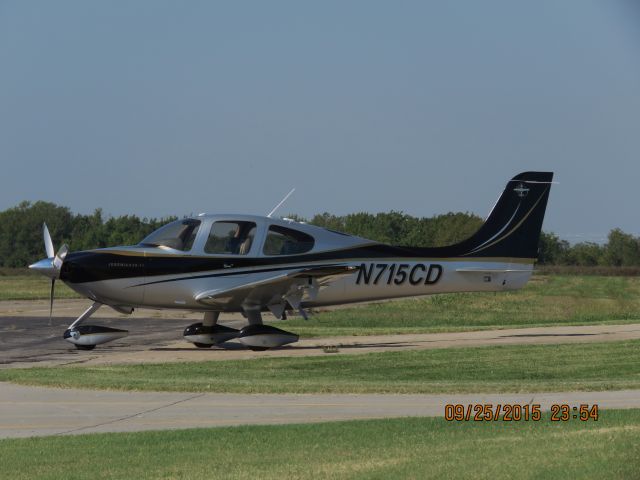 Cirrus SR-22 (N715CD)