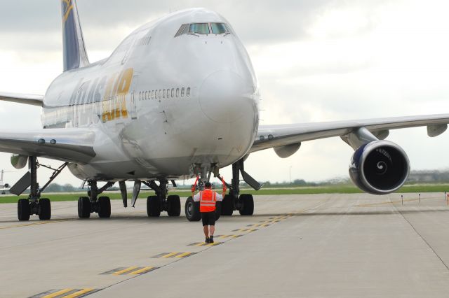 Boeing 747-400 (N464MC)