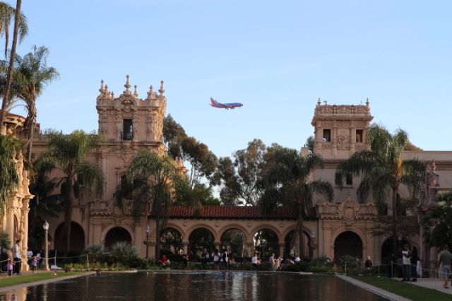 Boeing 737-700 — - FINAL APPROACH 27 KSAN