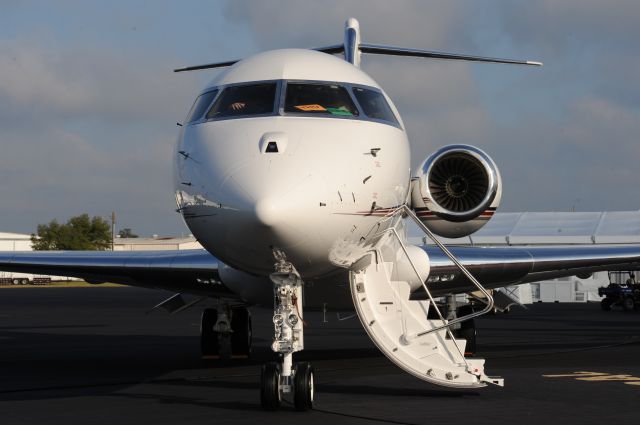 Bombardier Global 5000 (N100QS)