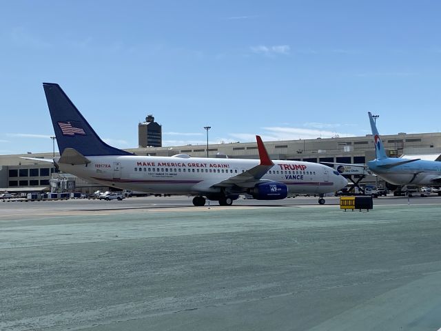 Boeing 737-800 (N917XA)