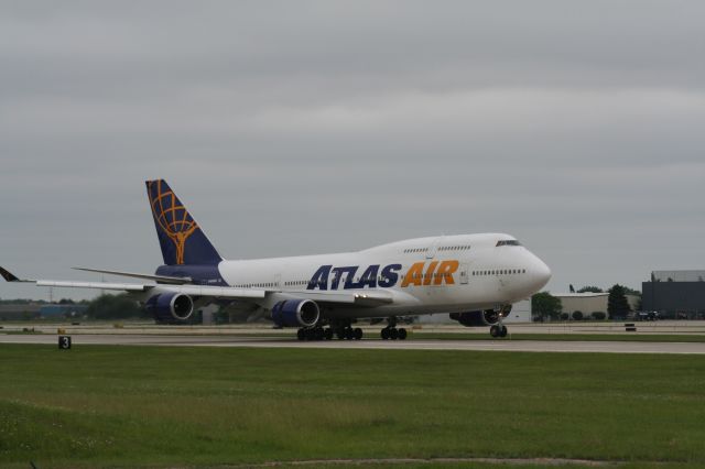 Boeing 747-400 (N464MC)