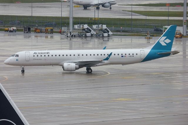 EMBRAER 195 (I-ADJN)