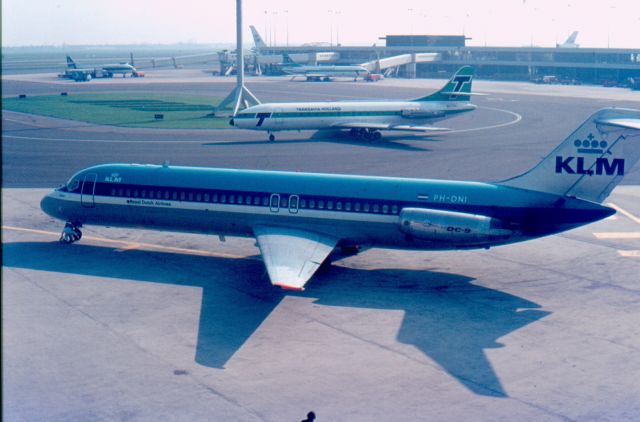 McDonnell Douglas DC-9-30 (PH-DNI) - DC9-32 cn47132 jaren '70 backgrond Transavia caravelle