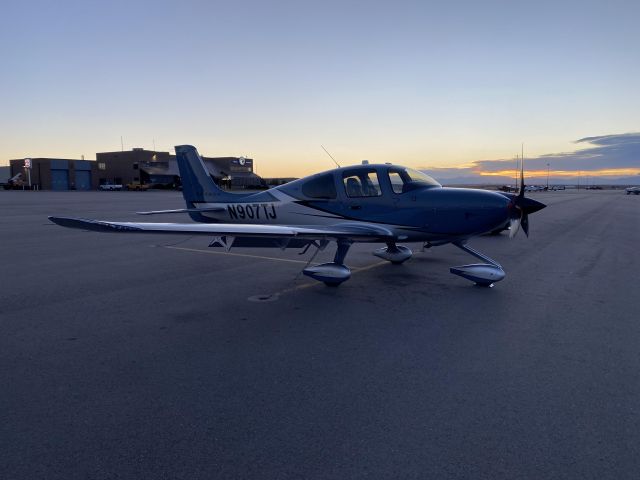 Cirrus SR-22 (N907TJ)