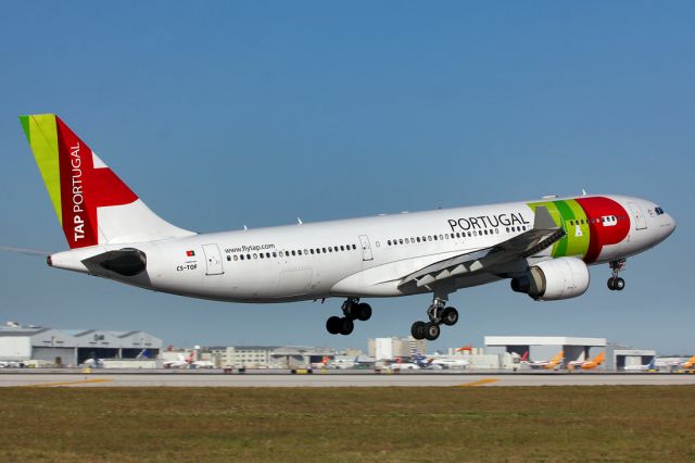 Airbus A330-200 (CS-TOF)