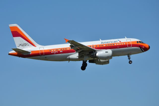 Airbus A319 (N742PS)