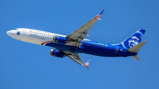 Boeing 737-800 (N570AS) - Honoring Those Who Serve departing KSFO.