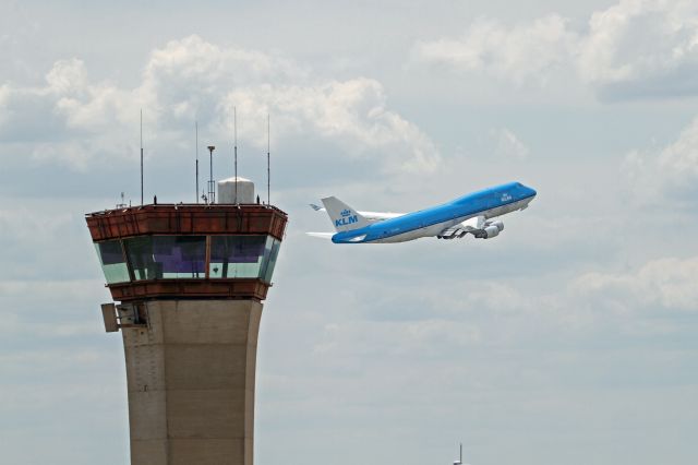 Boeing 747-400 (PH-BFI) - Departing KIAH en route to EHAM 7/1/2013