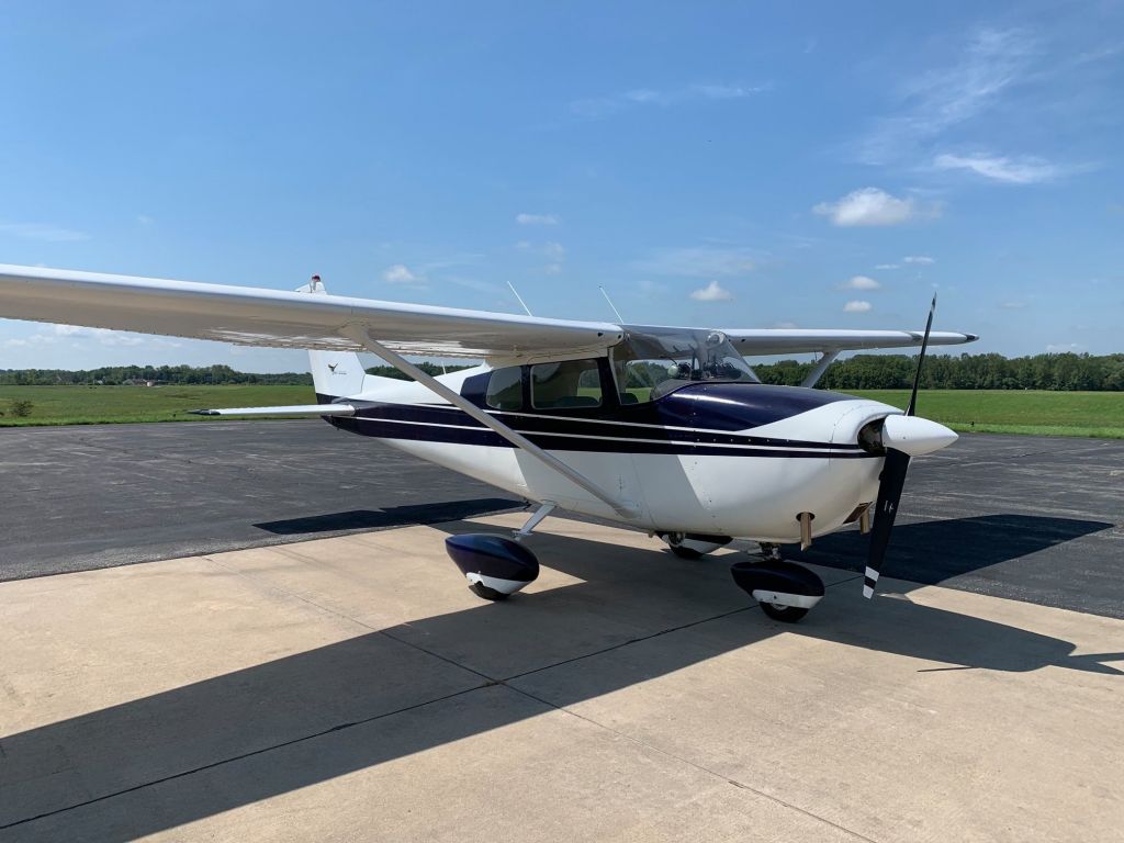 Cessna Skyhawk (N7527X) - Taken at KGPH