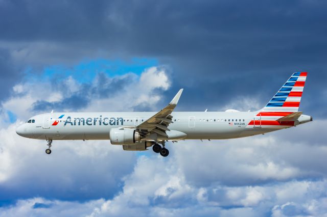 Airbus A321neo (N442AN) - An American Airlines A321 neo landing at PHX on 2/26/23. Taken with a Canon R7 and Tamron 70-200 G2 lens.