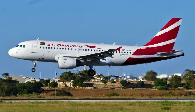 Airbus A319 (3B-NBH) - On landing RWY31 for LTM 