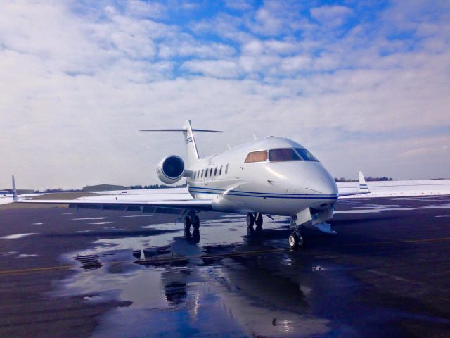 Canadair Challenger (N100AC) - After wash and wax at Landmark Aviation 